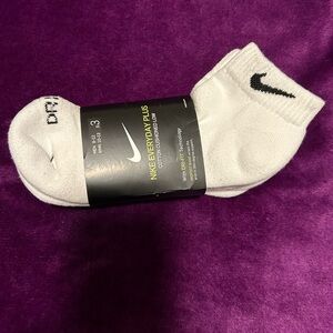 NIKE EVERYDAY PLUS COTTON CUSHIONED SOCKS
With DRI-FIT Technology